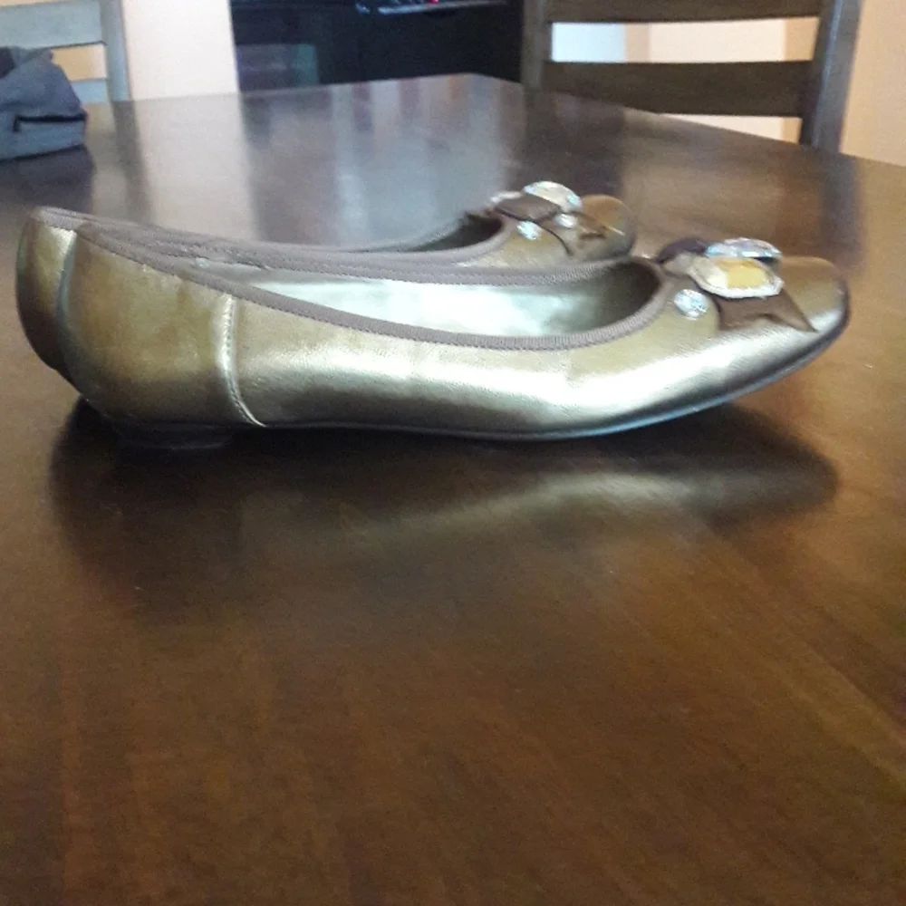 Simply Vera Cheerful Gold Flats S8 - Picture 2 of 6